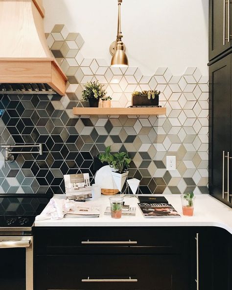 Herringbone Backsplash, New Kitchen Designs, 아파트 인테리어, Kitchen Tile, Kitchen Tiles Backsplash, Cool Ideas, Counter Tops, Kitchen Tiles, Decor Rustic