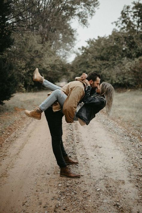 Romantic Couple Photoshoot, Date Photo, Engagement Pictures Poses, Shotting Photo, Photographie Portrait Inspiration, Couple Picture Poses, Engagement Photo Poses, Couple Photoshoot Poses, Photo Poses For Couples