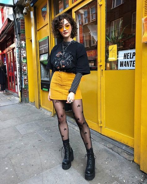 Autumn Outfit Ideas for Women-50 Ideas How To Dress In Autumn Grunge Winter Outfits, Mode Edgy, Grunge Fashion Outfits, Moda Grunge, Look Grunge, Mode Boho, Yellow Skirt, Looks Black, Outfit Trends