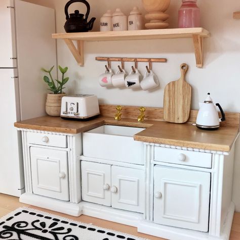 Bakery Furniture, Dollhouse Farmhouse, White Kitchen Units, Ikea Dollhouse, Modern Dolls House, Modern Dollhouse Furniture, Kitchen Unit, Belfast Sink, Modern Farmhouse Kitchen