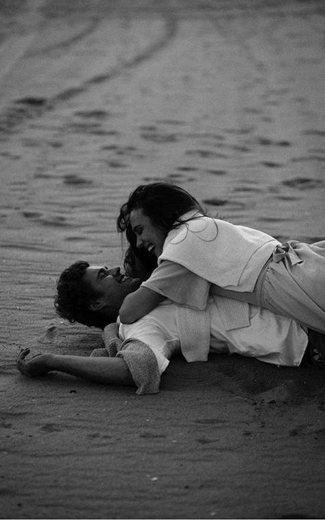 Engagement Photo Shoot Beach, Beach Sessions, Beach Shoot, Vintage Romance, Shooting Photo, Photo Couple, Beach Photoshoot, Beach Engagement, Rupaul