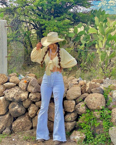 Simple Rodeo Outfits For Women, Vaquera Outfit Mexican Women, Ranchero Outfits Women, Fiesta Aesthetic, Vaquera Outfit Mexican, Cowboy Outfits For Women, Western Girl Outfits, Cowgirl Style Outfits, Country Style Outfits