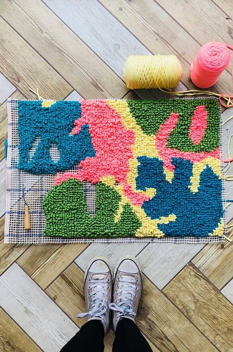 Karpet Perca, Homemade Rugs, Rag Rug Tutorial, Pola Macrame, Braided Rug Diy, Braided Rag Rugs, Rug Tutorial, Hook Rug, Latch Hook Rugs