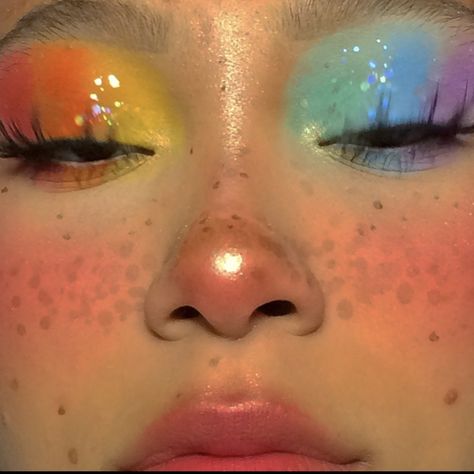 Silly Makeup Ideas, Cute Makeup Looks Colorful, Ck Aesthetic, Kidcore Makeup, Cool Eyeshadow, Aesthetic Makeup Looks, Maquillage Halloween Simple, Shiny Makeup, Artsy Makeup