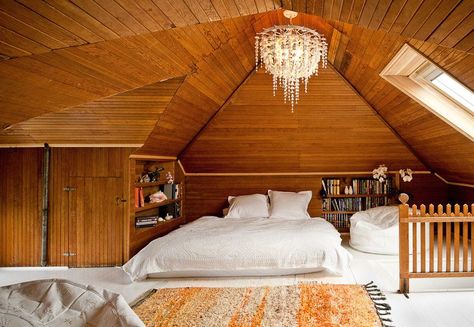 Decorating Attic Rooms: 6 Tips and 23 Beautiful Examples: L'Essenziale Home Designs Garage Attic, Attic Renovation Ideas, Amazing Bedroom Designs, Attic Playroom, Attic House, Music Friends, Attic Flooring, Attic Space, Attic Design