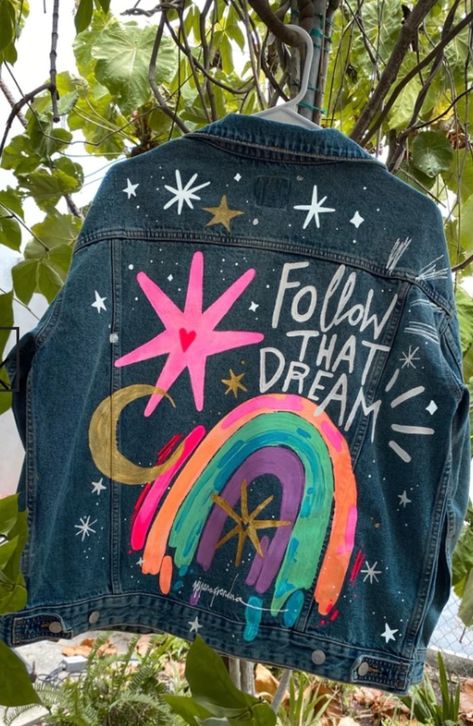 Diy Denim Jacket Paint Ideas, Denim Jacket Design Ideas, Painted Jacket Ideas, Jacket Painting Ideas, Painted Denim Jacket Ideas, Custom Jean Jacket Ideas, Painted Jean Jacket Ideas, Jeans Jacket Painted, Painted Jeans Jacket