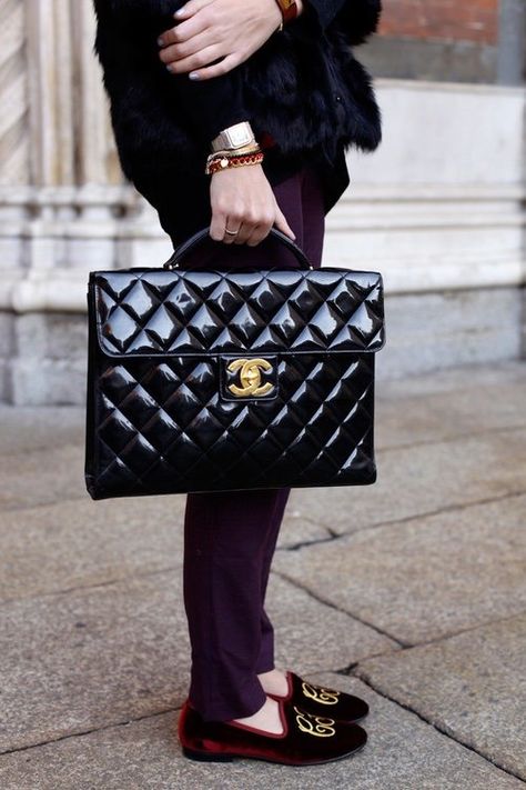 Daily Habits of Stylish Women | Cool Chic Style Fashion Gucci Bag Outfit, Chanel Briefcase, Chanel Handbags Classic, Fendi Versace, Vintage Briefcase, Fashion Vibes, Hot Bags, Chanel Purse, Classic Handbags