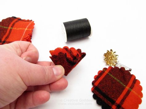 Make a New Brooch with Vintage Brooches and Recycled Wool Brooches Handmade Fabric, Diy Brooch Pin, Tartan Brooch, Fabric Brooches, Tartan Sash, Wool Ideas, Brooch Corsage, Wool Felt Projects, Fabric Brooch