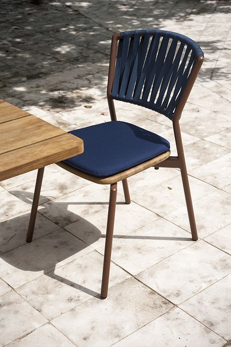 PIPER offers a variety of stackable outdoor chairs, with or without armrests, and dining armchairs characterized by a tubular aluminum structure that, for the PIPER 120 chair, matches the weaving of polyester belts of the backrest. Stackable Outdoor Chairs, Metal Garden Table, Outdoor Bar Furniture, Woven Chair, Stackable Chairs, Coffee Table To Dining Table, Rattan Chair, Garden Sofa, Outdoor Coffee Tables