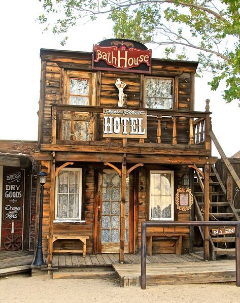 Beer Spa, Old Western Towns, Old West Town, Town Building, Pallet House, Western Theme Party, West Town, Western Town, Astuces Diy