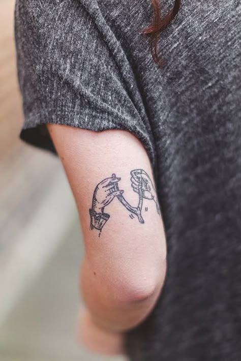 Take this idea and put it on upper left ribcage (more delicate drawn hands) Wishbone Tattoo, New School Tattoos, Tattoos Masculinas, Real Tattoos, Hipster Tattoo, Tattoo Trend, Ink Inspiration, Up Tattoos, Tattoo Ink