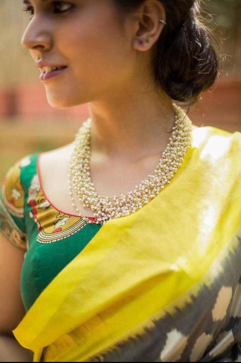 Jewellery With Saree, Pearl Choker Necklace Indian, Choker Necklace Indian, Pearl Necklace Designs, Beaded Necklace Designs, Temple Jewelry, Indian Necklace, Gold Wedding Jewelry, Necklace Indian