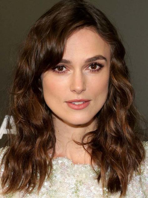 The Secrets of Keira Knightley's Tone-on-Tone Makeup Look. What makeup artist Kate Lee (a.k.a. the master of barely-there makeup) used to create this neutral, natural look for brown-eyed brunettes Keira Knightley Makeup, Order To Apply Makeup, Barely There Makeup, Kiera Knightly, Curse Of The Black Pearl, Easy Makeup Ideas, Tone Makeup, Celebrity Beauty Secrets, Claude Van Damme