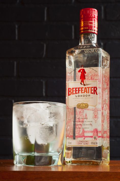 How to Stock Your Home Bar on the Cheap Beefeater simply tastes like gin is supposed to taste: clean and crisp, with prominent juniper. It's at home in an up martini, but really, it's a cocktail gin, and shines with fresh citrus, berries, herbs, infusions and syrups, or whatever other kitchen-y ingredients you might through at it with a splash of soda. Cake Aesthetic Design, Cake Pictures Aesthetic, Homemade Cake Frosting, Cake Stand Ideas, Cake Designing, Pitcher Drinks, Beefeater London, Amazing Aesthetic, Jameson Whiskey