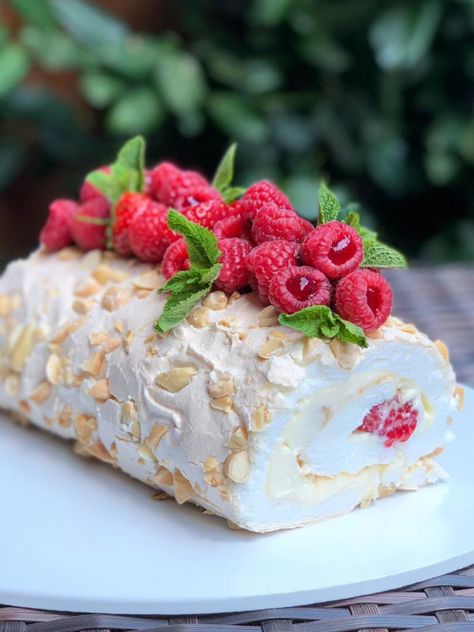 Australian Pavlova, Best Pavlova, Pavlova Roll, Australian Pavlova Recipe, Lemon Curd Pavlova, Australian Desserts, Meringue Roulade, Roulade Recipe, Chocolate Pavlova