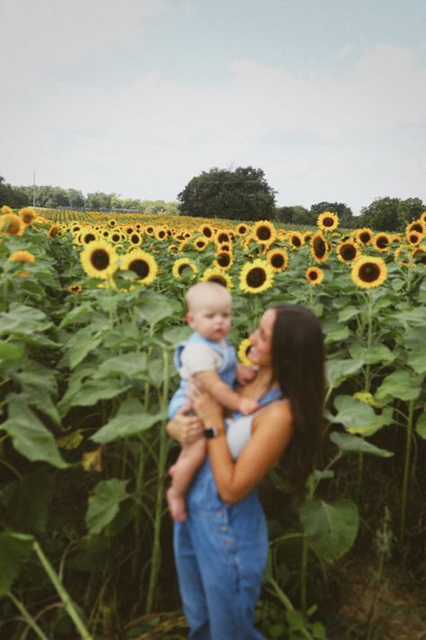 #mother #motherson #photoshoot #inspofashion #inspo #summer #fall #sunflower #overalls #aesthetic Baby Sunflower Photoshoot, Sunflower Overalls, Overalls Aesthetic, Sunflower Photos, Sunflower Photoshoot, Field Photoshoot, Sunflower Photo, Sunflower Pictures, Photos Inspo