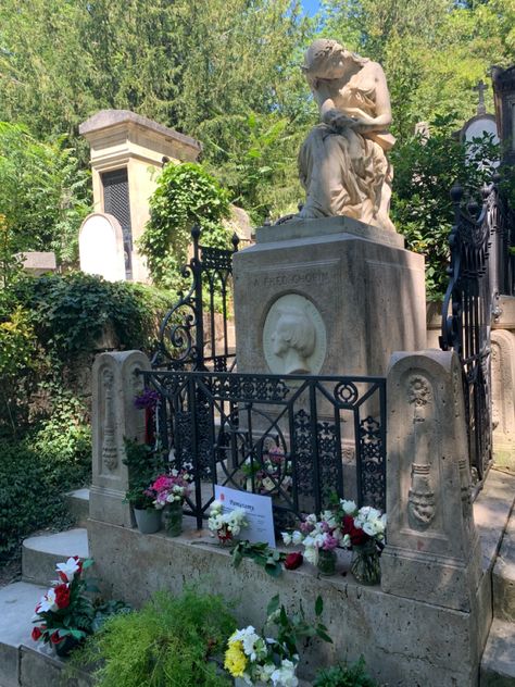 Père Lachaise Cemetery, Pere Lachaise Cemetery, Frédéric Chopin, Cemetery Headstones, Scary Things, Cemetery Art, Samhain, Graveyard, Cemetery