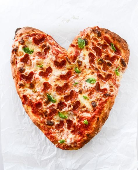 18 OF MY FAVORITE RECIPES FOR VALENTINE’S DAY Valentine's Meal, Orange Coffee Cake, Shaped Pizza, Heart Shaped Food, Heart Shaped Pizza, Pizza Roll, Diy Pizza, Chocolate Cream Pie, Romantic Dinner Recipes