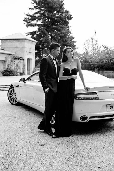 Prom Photos Couple, Prom Car, Car Engagement Photos, Prom Photography Poses, Couple Prom, Classic Car Photoshoot, Shooting Couple, Prom Pictures Couples, Prom Picture Poses