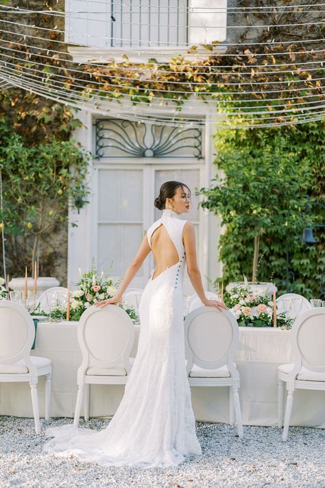 Wedding Dress Asian Brides, White Qipao Wedding Dress, White Cheongsam Wedding Dress, Chinese Wedding Cheongsam, White Chinese Wedding Dress, Japanese Wedding Dress Modern, Chinese Tea Ceremony Dress, White Qipao, Chinese Style Wedding Dress