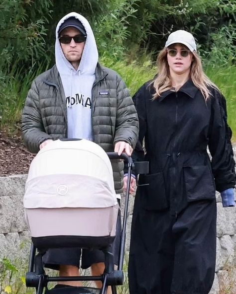 Congratulations to Robert Pattinson and Suki Waterhouse on their newborn and I must say they have fab taste. Seen here out with baby in their Cybex Priam in Cozy Beige. Love this colour. Although I thought being Batman he might of wanted to go with all black 🤣 #cybex #robertpattinson #sukiwaterhouse #newborn #batman #cozybeige #beige #cozy #newbaby #outandabout #pram #stroller #cybexpriam #babylandfife Robert Pattinson Suki Waterhouse, Robert Pattinson And Suki Waterhouse, Cybex Priam, Pram Stroller, Suki Waterhouse, Robert Pattinson, All Black, Stroller, All Blacks