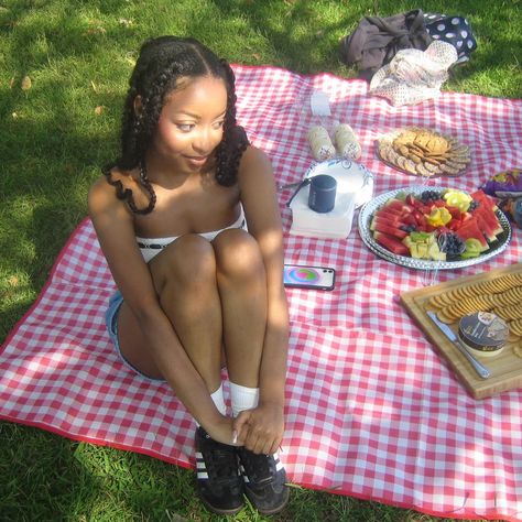 sunset picnic🍃 Picnic Photo Shoot, Picnic Pictures, Sunset Picnic, Ootd Poses, Picnic Birthday, Pic Pose, Photoshoot Themes, Insta Pictures, A Picnic