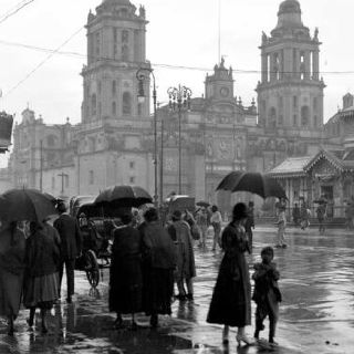 Mexico City, rainy day, 1920s... 1920s Mexico, Mexican Magic, Mexican History, Huntington Park, Mexico History, Travel Ads, Mexico Culture, Vintage Mexico, Chicano Art