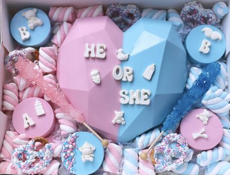 Gender Reveal Heart Smash, Breakable Chocolate Heart Gender Reveal, Gender Reveal Smash Heart, Gender Reveal Dessert, Baby Reveal Cakes, Gender Reveal Cupcakes, Food Business Ideas, Chocolate Covered Strawberry Recipe, Chocolate Candy Recipes