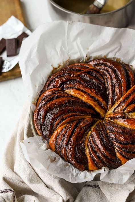 Dark Chocolate Babka Ring - Lion's Bread Babka Cake, Homemade Dark Chocolate, Babka Recipe, Chocolate Babka, Braided Bread, Fast Foods, Easter Bread, Chocolate Bread, Chocolate Maker