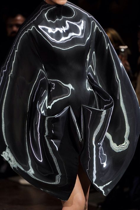 Iris van Herpen Distressed Knitwear, Iris Van Herpen Couture, Architectural Fashion, Sculptural Fashion, Grace Jones, Iris Van Herpen, Detail Design, 3d Fashion, Futuristic Fashion