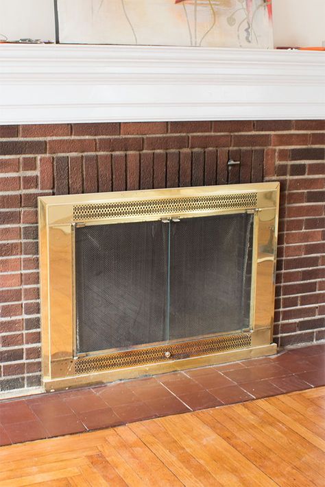 Want an easy fireplace update? Learn how to spray paint that brass insert with this full DIY tutorial! #FireplaceUpdate #HomeImprovement Diy Fireplace Insert, Brass Fireplace Makeover, Gold Fireplace Screen, Painting Fireplace, Insert Fireplace, Brass Paint, Painting Doors, White Wash Brick Fireplace, Brass Fireplace Screen