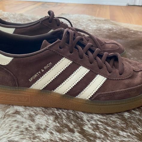 Adidas Handball Spezial - Sporty & Rich Special Edition Adidas Sporty And Rich, Rich Shoes, Adidas Special, Closed Toe Wedges, Adidas Handball Spezial, Adidas Handball, Yellow Sandals, Adidas Spezial, Brown Wedges