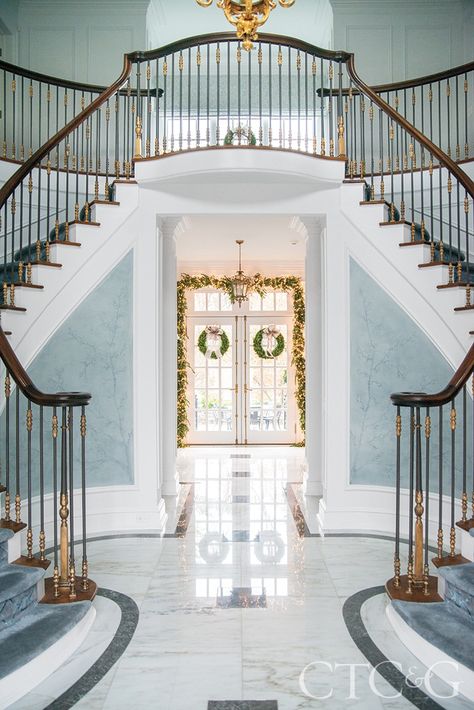 Luxury Staircase Grand Entrance, Weird Staircases, Entrance Wallpaper, Luxury Staircase, Double Staircase, 2 Story Foyer, Holiday Planter, Entry Wall, Paris Hotel