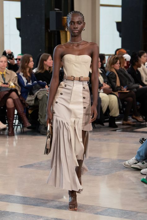 Rokh Spring 2023, Runway Skirt, Rtw Fashion, Boheme Chic, Textured Skirt, Paneled Skirt, Beige Dresses, Indian Designer Outfits, Spring 2023