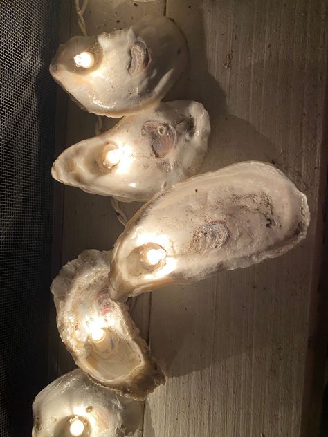 Christmas Fair Ideas, Shell Light, Oyster Shell Crafts, Colonial Christmas, Sea Design, Christmas Mantle, Oyster Shells, Summer Diy, Shell Crafts