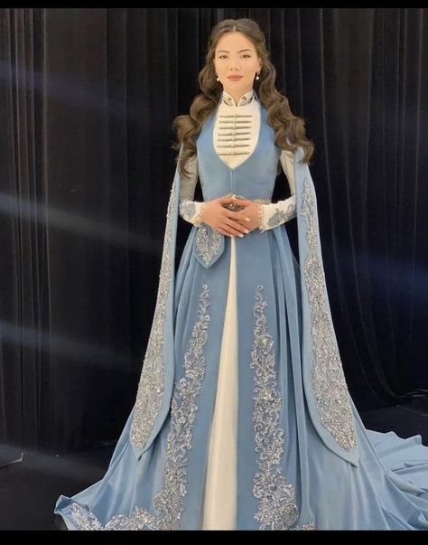 Royal Dresses Fantasy, Queen Dress Royal Medieval, Royal Dress Aesthetic, Royal Dresses Queens Fantasy, Queen Dress Royal, Medieval Queen Dress, Blue Fantasy Dress, Blue Medieval Dress, Medieval Dress Princess