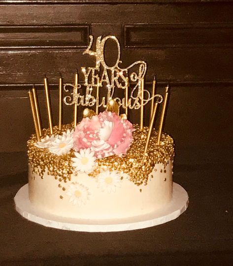 Gold and white 40th birthday cake Fabulous 40th Birthday Cake, 40th Bday Cake For Women, Jt Birthday, 40th Birthday Cake For Women, 40th Birthday Cupcakes, Birthday Cake Roses, 40th Birthday Cake Topper, Birthday Cake Decorations, 40th Birthday Cake