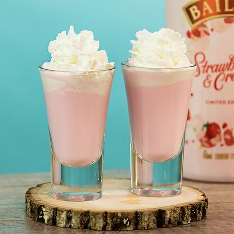 Strawberry Shortcake Shot, Strawberry Shortcake Shooters, Shortcake Shooters, Strawberry Shots, Shots Alcohol Recipes, Cake Vodka, Strawberry Shortcake Cheesecake, Alcoholic Punch Recipes, Cake Shots