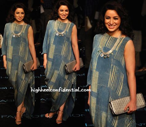 Wearing a 11.11 by CellDSGN dress, Tisca was photographed taking in jewelry designer, Suhani Pittie’s show at Fashion Week. Fittingly, the actor finished out her look with a Suhani Pittie necklace aside from the strappy silver sandals and metallic clutch. She looked good! Tisca Chopra At Lakme Fashion Week Photo Credit: Viral Bhayani More guilt … Tisca Chopra, Linen Dress Pattern, Stylish Kurtis Design, Indian Designer Suits, Dressing Sense, Metallic Clutch, Long Kurti Designs, Indian Gowns, Lakme Fashion Week