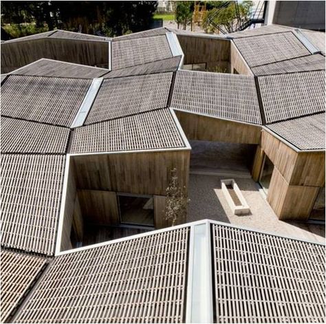 Kindergarten Architecture, Wood Architecture, Roof Architecture, Building Techniques, Roof Design, Architectural Inspiration, Residential Architecture, Modernism, Contemporary Architecture