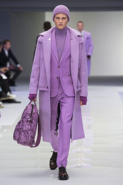 Versace | Fall 2016 Space Age Fashion, Purple Suit, Casual Attire For Women, Monochromatic Fashion, Winter Typ, Monochromatic Outfit, Purple Outfits, Monochrome Fashion, Elegante Casual