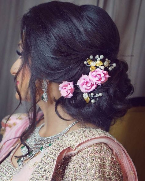 Lower Bun Loose Strands Hairstyle With Flower Frizzy Curls, Bridemaids Hairstyles, Bridal Hairstyle Indian Wedding, Engagement Hairstyles, Bridal Hair Buns, Indian Wedding Hairstyles, Flowers In Her Hair, Bridal Makeup Wedding, Haircut Styles