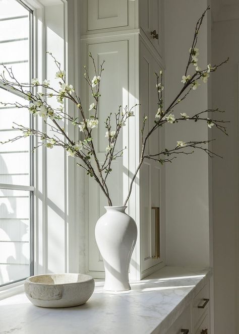 Large Stems Vase, Flower Decorations On Floor, Oversized Floral Arrangements, Large Vase With Branches, Faux Branches In Vase, Vase Branches Decor, Floor Flower Arrangements, Vases With Branches, Large Vases Decor Ideas