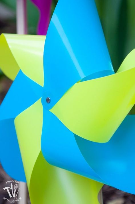 Easy+DIY+Giant+Outdoor+Pinwheels Giant Pinwheel, Maker Fun Factory Vbs 2017, Maker Fun Factory Vbs, Diy Pinwheel, Maker Fun Factory, Window Boxes Diy, Light Up Canvas, Diy Bench Outdoor, Recycled Book