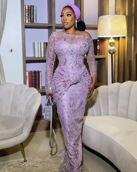 In every wedding, event, occasion, Asoebi outfits always stand out. Africans are known to be fashionable with their outfits. If Ankara fabrics are used, or if lace, satin or a combination of these #ebfablook Plus Size Asoebi Lace Styles, Plus Size Asoebi, Serwaa Amihere, Asoebi Lace Styles, African Tops, African Outfits, Fashion Creator, Lace Gown Styles, Lace Dress Styles