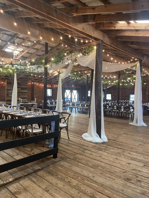 Poroka Dekoracija, Wedding Barn Decorations, Botanica Wedding, Outdoor Decor Party, Country Themed Wedding, Blue Wedding Decorations, Newnan Ga, Event Decor Ideas, Building Interior