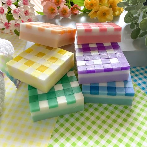 Soap Design Ideas Melt And Pour, Soap Design Ideas, Soap Inspiration, Soap Tutorial, Soap Design, Making Essential Oils, Melt And Pour Soap, Picnic Baskets, Soap Ideas