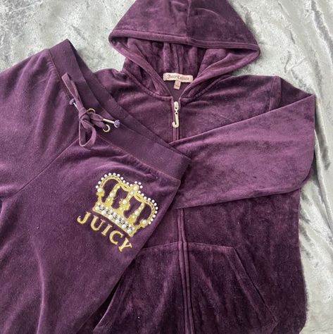 2000s Juicy Couture, Juicy Couture Clothes, Summer Rae, Mcbling Fashion, Chanel Heels, Trashy Outfits, Juicy Couture Tracksuit, 2000s Clothes, 00s Fashion