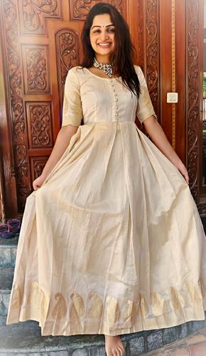 Styling Women's Traditional Onam Outfits for a Modern Look | WIFD Kerala Set Anarkali, Kerala Style Frock Design, Kerala Saree Kurti Designs, Kerala Onam Kurti, Kerala Onam Dress For Women, Kerala Style Dress For Women, Kerala Saree Churidar Designs, Kerala Frock Designs, Kurthi Models Latest Onam