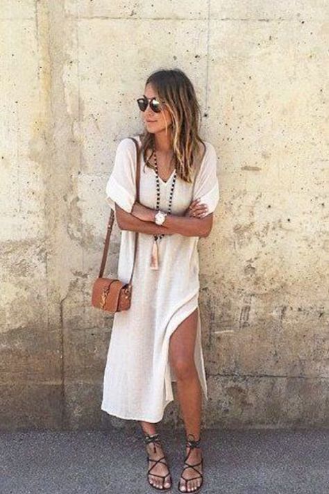 55 Cool Boho Chic Outfit Ideas To Wear This Year - EcstasyCoffee Bohemian Attire, Boho Chic Outfits Summer, Boho Street Style, Stile Boho Chic, Casual Chic Summer, Boho Mode, Aritzia Dress, Boho Styl, Chic Summer Outfits